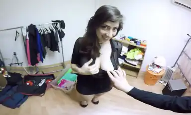 La Becaria Sabe Como Convencerme Para Ganarse Un Puesto De Trabajo